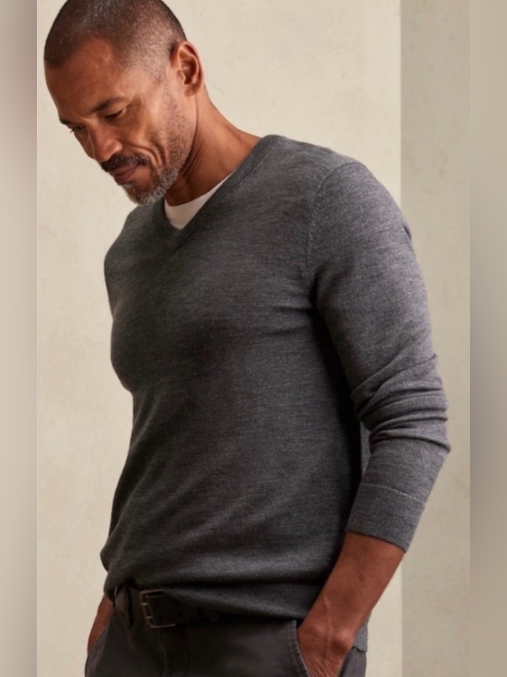 Banana Republic Charcoal V-Neck Merino Wool Classic Lightweight Sweater Size M